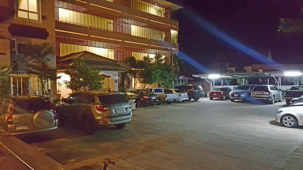 Hotel Baan Sanpoom Phitsanulok Exterior foto